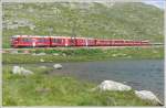 strecke-berninabahn-sm-ti R1656 mit ABe 8/12 3502 'Friedrich Hennings' am Lej Pitschen auf der Nordseite des Berninapasses. Am Schluss h�ngen noch zwei leere Stammholzwagen. (14.07.2010)