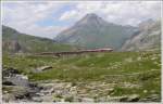 strecke-berninabahn-sm-ti Vor der Kulisse des Piz Albris 3165m erklimmt der R1641 die 70 o/oo Rampe bei der oberen Berninbachbr�cke. (14.07.2010)