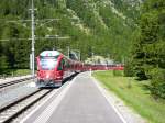 Ein Bernina Express wird am 3.7.2010 von einem neuen RhB ...