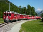 Zwei Triebwagen ziehen den vollbesetzten R nach Tirano in den ...