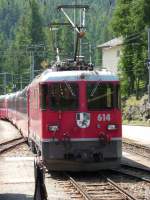 Ein Bernina Express steht am 4.7.2010 abgestellt auf dem Bahnhof ...