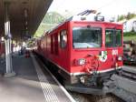 strecke-berninabahn-sm-ti Eine Stunde Versp�tung hatte dieser R nach Poschavio am 6.7.2010, der in der Mitte eine Triebwagen und vorne und hinten jeweils eine Lok hatte. Dabei m�sste man doch meinen, das es der Zug bei der �bermotorisierung in dreifacher Geschwindigkeit �ber den Pass schafft:).