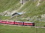 strecke-berninabahn-sm-ti Zwei Triebwagen ziehen den R nach Tirano am 7.7.2010 �ber den Berninapass, kurz nach der Station Ospizio Bernina.