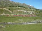 strecke-berninabahn-sm-ti Zwei Aussichtswagen und ein G�terwagen zieht der R nach St. Moritz am 7.7.2010 �ber den Berninapass