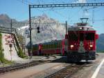 strecke-berninabahn-sm-ti Zwei Triebwagen ziehen am 7.7.2010 den Bernina-Express nach Chur in den Bahnhof Alp Gr�m.