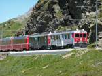 Ein Bernina Express nach Tirano bei der Station Ospizio Bernina ...