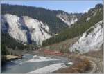 strecke-oberland-ch-di RE1257 auf dem Weg nach Chur in der Ruinaulta bei Versam-Safien. �ber dem Zug ist der Wanderweg zu erkennen. (08.04.2010)