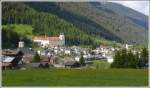 strecke-oberland-ch-di Rechts des ber�hmten Klosters von Disentis erkennt man den Bahnhof, wo entweder die Loks gewechselt werden von der RhB auf die MGB (Glacier-Express und G�terz�ge Gotthardtunnelbaustelle), oder wo umgestiegen werden muss. (27.05.2010)