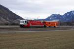 strecke-rheintal-lq-rei Ge 4/4 III 651 befindet sich am 22.2.10 mit dem RhB-Hilfswagen in Felsberg.
