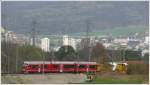 Ein neuer Allegra-Triebzug f�hrt einen G�terzug nach Samedan und verl�sst ...