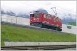 strecke-rheintal-lq-rei Ge 6/6 II 703 'St.Moritz' als Lokzug nach Landquart passiert das Valserwasser-Verteillager in Untervaz-Trimmis. (05.04.2010)