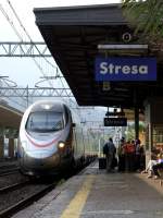Einfahrt eines EC aus Basel SBB in Stresa am 23.09.2011 ...