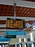 Eine Abfahrtsanzeige im Bahnhof Kapstadt am 26.07.2014.