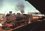 Im November 1976 befand sich der Vorortverkehr von Port Elizabeth noch fest in der Hand der Class 12R. Da sich die Hafenanlagen in unmittelbarer Nähe des Hauptbahnhofes befanden und auch hier die Dampflokomotive die Oberhand hatte, war für genug Abwechslung gesorgt