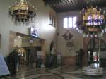 In der linken Halle der Hauptbahnhofes von Aleppo befindet sich die Wartehalle und die Verkaufsschalter fr Reisende nach Latakia.
(Aleppo am 05.03.2005)