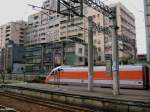 Sung-Shan Station  EMU Fernverkehr, Hersteller Nigel Union Sdafrika  (im Vordergrund rechteckige Abspanngewichte, statt der runden bei uns, es gibt auch keinen Radspanner, wie wir ihn kennen)