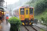 DRC1027 als letztes Fahrzeug des Local Train 4718 verlässt bei strömenden Regen am 02.Juni 2017 die Pingxi Station.