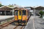 DRC1009 als Local Train 1808 wartet am 10.Juni 2017 in der Zhudong Station die Kreuzung mit dem Local Train 1807 ab.