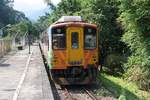 DRC1017 als letztes Fahrzeug des Local Train 1808 verlässt am 10.Juni 2017 die Fugui Station in Richtung Neiwan.
