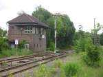 templin Das am 04.07.2009 noch besetzte Stellwerk des Bahnhofs Templin, am n�rdlichen Bahnhofskopf in Richtung Prenzlau und Eberswalde. Zu diesem Zeitpunkt fand auf diesen beiden Strecken kein regelm��iger Zugverkehr mehr statt, lediglich die Triebwagen der RB 12 verkehren noch wenige 100m um die Ecke bis zum Endhaltepunkt Templin Stadt.