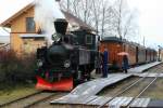 Tertitten Lok Nr. 4 'Prydz' stellt einen Personenzug in S�rumsand bereit; 29.11.2009