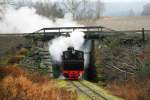 Tertitten Die Lok Nr. 4 'Setskogen' durchf�hrt mit einem G�terzug unter Volldampf die Bahnbr�cke der Kongsvingerbanen; 29.11.2009