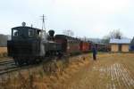Tertitten Der Personenzug der UHB steht abfahrtbereit in Fossum und wartet auf den entgegenkommenden G�terzug aus S�rumsand; 29.11.2009