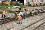 Am 10.Dezember 2023 wurden in der Hua Lamphong Station an einer Doppelkreuzungsweiche kleine Nachstopfarbeiten durchgeführt. - Den besten Job hat wahrscheinlich der Kollege auf dem blauen Hocker (:-).