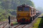 Vorspann ADD 4405 (Co'Co', de, Alsthom, Bj.1985) und 4??? als Zuglok warten am 25.März 2023 in der Pang Puai Station mit einem Kesselwagenzug auf die Kreuzung mit dem mit dem RAP 102 (Chiang Mai - Krung Thep Aphiwat).