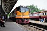 SRT GEK 4038 kommt im Bild mit einem Schnellzug auf Gleis 1 im Bahnhof Thon Buri an. Freitag, 4. August 2017