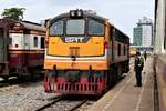 SRT GEK 4017 am 4. August 2017 neben ORD 259 im Bahnhof Thon Buri. Die Lok wird dann vor dem ORD 259 Thon Buri-Nam Tok vorgespannt.