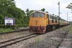 GEK 4040 (Co'Co', de, General Electric, Bj.1963, Fab.Nr. 34889) mit dem ORD 445 (Chumphon-Hat Yai Jc.) wartet am 19.Mai 2013 im Bf. Thung Kha die Kreuzung mit dem ORD 254 (Lang Suan-Thin Buri) ab.

