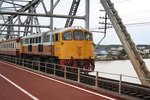 GEK 4041 (Co'Co', de, General Electric, Bj.1966, Fab.Nr. 35947) am 21.Mai 2016 mit dem ORD 489 (Surat Thani - Khiri Ratthanikhom) auf der Chulachomklao Bridge über den Tapi River.