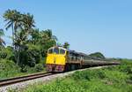 SRT 4018 mit Ord 255 Bankgkok-Thonburi - Lang Suan kurz vor der Einfahrt in den Bahnhof Wang Phong am 08.02.17.