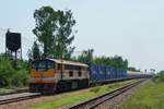 SRT 4038 fährt mit einem Container-/Kesselwagenzug am 11.02.17 im Bahnhof Wang Phong auf ein Ausweichgleis, um einen entgegenkommenden Personenzug passieren zu lassen.