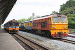 ALS 4149 (Co'Co', de, Alsthom, Bj.1974) wartet am 14.Mai 2017 in der Chachoengsao Junction Station auf die Vorfahrt des ORD 281 (Hua Lamphong - Kabin Buri) mit dem NKF 1262 (Tokyu, Fuji Heavy