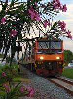 Die ALS 4150 und HID 4507 (neueste Lackierungsversion) mit einem Schnellzug zwischen Chiang Mai und Lamphun kurz vor Saraphi. Donnerstag, 27. Juli 2017