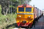 ALS 4121 (Co'Co', de, Alsthom, Bj.1974) wartet am 08.Dezember 2023 mit einem Containerzug in der Ban Krut Station die Kreuzung mit dem ORD 254 (Lang Suan - Thon Buri) ab.