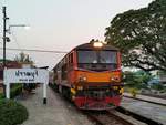 SRT 4129 mit Ord 251 Bangkok-Thonburi - Prachuap Khiri Khan macht am 12.02.17 Station in Pran Buri.