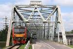 AHK 4230 (Co'Co', de, Krupp, Bj.1980, Fab.Nr. K-5489) am 07.Dezember 2023 vor dem LOC 445 (Chumphon - Hat Yai) auf der Chulachomklao Bridge über den Tapi River in Surat Thani.