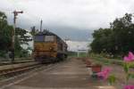 Zwecks Fahrtrichtungswechsel wird in der Khao Chum Thong Junction der ORD 457 (Nakhon Si Thammarat - Phatthalung) umfahren. Hier die AHK 4210 (Co'Co', de, Krupp, Bj.1980, Fab.Nr. K-5479) am 26.Oktober 2010 bei der Durchfahrt auf Gleis 1.