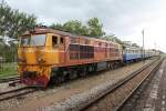 AHK 4220 (Co'Co', de, Krupp, Bj.1980, Fab.Nr. K-5484) mit dem ORD 452 wartet am 11.Jnner 2012 im Bf. Wat Khuan Mit auf die Kreuzung mit dem SP EXP DRC 41.