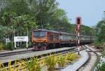 SRT 4305 mit Ord 255 Bangkok-Thonburi - Lang Suan erreicht am 28.01.18 den Bahnhof Pran Buri.