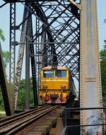 SRT 4303 mit Ord 255 Bangkok-Thonburi - Lang Suan überquert am 13.02.17 in Pran Buri den gleichnamigen Fluss.