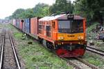 ADD 4418 (Co'Co', de, Alsthom, Bj.1985) am 15.Mai 2018 mit Containerzug Richtung Süden kurz nach der Bang Sue Station.