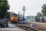 SRT 4402 mit Containerzug in Richtung Hua Hin (Bahnhof Phetchaburi, 06.02.18).