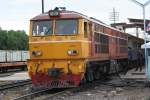 ADD 4411 (Co'Co', de, Alsthom, Bj.1985) vor dem ORD 233 von Bangkok nach Surin wird am 13.Juni 2011 am stlichem Bahnsteigende des Bf.