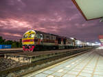 Die 4508 HID mit einem Personenzug, abends im Bahnhof von Nong Khai (03.04.22)