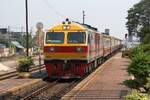 HID 4520 (Co'Co', de, Hitachi, Bj.1993) fährt am 29.März 2023 mit dem ORD 201 (Hua Lamphong - Phitsanulok) in die Ban Takhli Station ein.