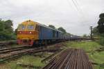 HID 4506 (Co'Co', de, Hitachi, Bj.1993) mit dem SP EXP 37 (Bangkok - Sungai Kolok) am 29.Oktober 2010 bei der Ausfahrt aus dem Bf. Hat Yai Junction.